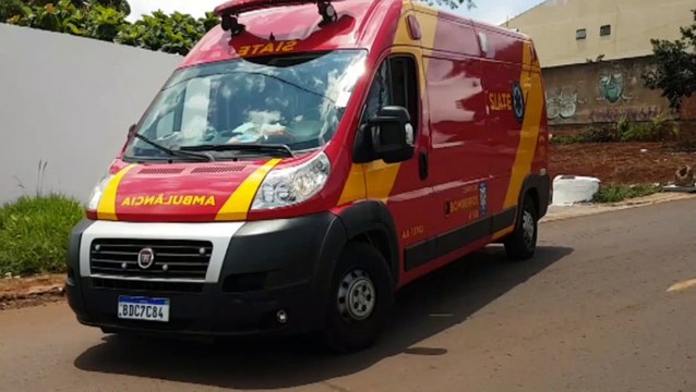 Homem dá soco em para-brisas de carro, fica ferido e precisa ser socorrido pelos Bombeiros