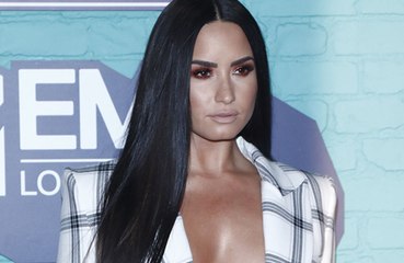 Demi Lovato faz piada sobre fim de noivado no 'People’s Choice Awards'