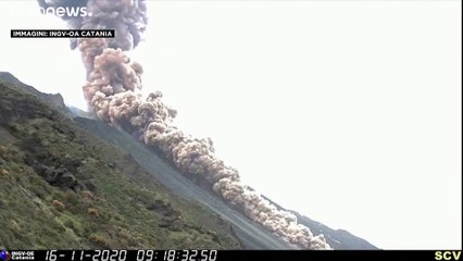 Erutta lo Stromboli. Alta colonna di cenere e fumo sull'isola