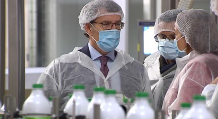 Feijóo se reúne con el Grupo Leche Río y visita sus instalaciones
