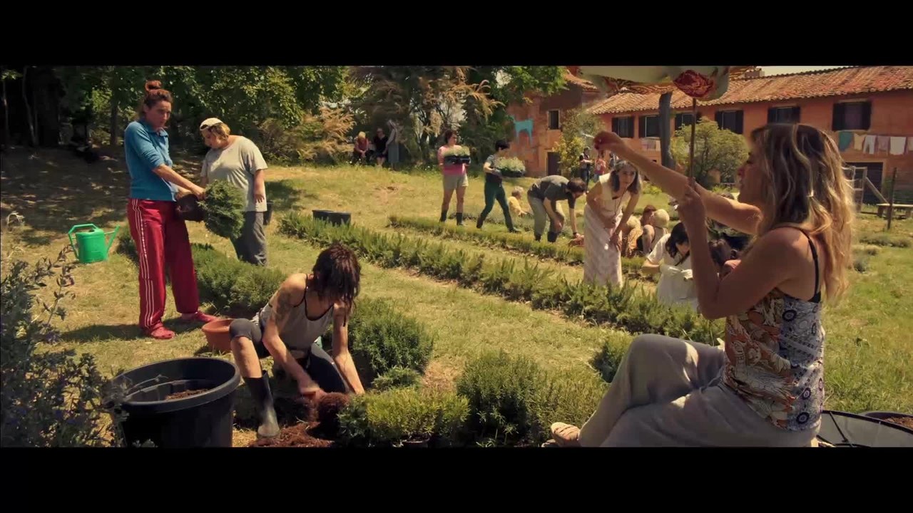 Die UÌˆbergluÌˆcklichen - Clip 02 Im Garten (Deutsch) HD