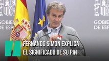 Fernando Simón explica el pin con el que ha aparecido en la rueda de prensa