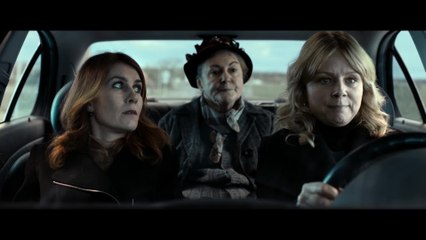 Small Town Killers - Clip Ankunft Miss Nippleworthy (Deutsch) HD