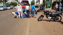 Ao sair de estacionamento motociclista bate contra carro, na Rua Cuiabá