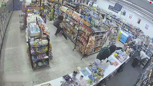 Des voleurs se transforment en sauveteurs dans un magasin