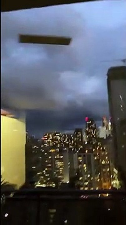 Elle voit un débris énorme foncer sur elle pendant une tempête à Toronto