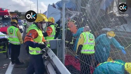Los Bomberos rescatan a un conductor atrapado debajo de la carga de un camión en la A3