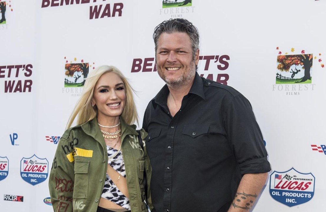 Gwen Stefani supports Blake Shelton from car