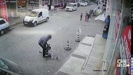Şanlıurfa'da kan donduran görüntü! Çocuğu kaldırıp yere vurdu | Video
