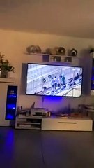 مناصر جزائري يُذهل بهدف محرز الخرافي ضد زيمبابوي ويدخل في هيستيريا