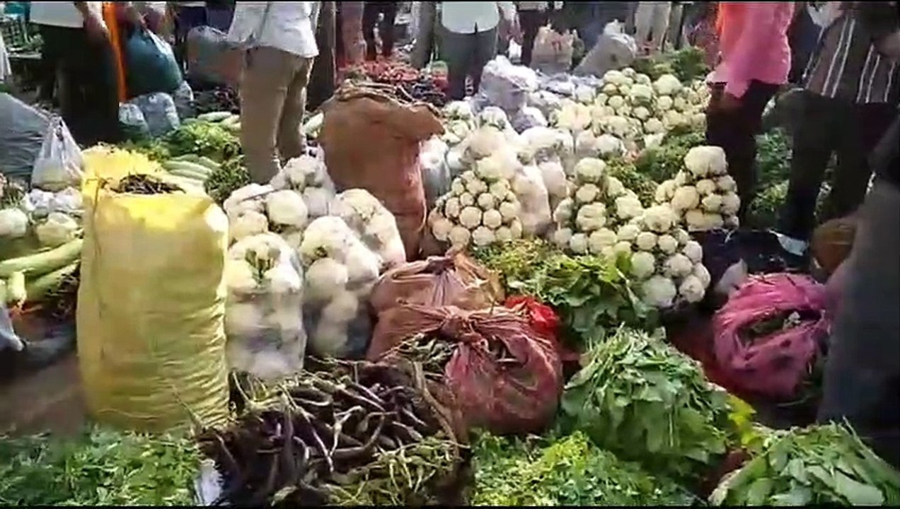आगर मालवा: सब्जी मंडी में नही बिक रही सब्जियों किसान हो रहे परेशान
