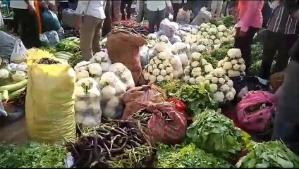 आगर मालवा: सब्जी मंडी में नही बिक रही सब्जियों किसान हो रहे परेशान