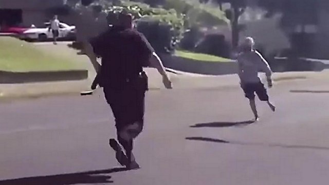 Un homme nargue un policier qui n'arrive pas à le rattraper jusqu'à ce qu'il sorte le taser