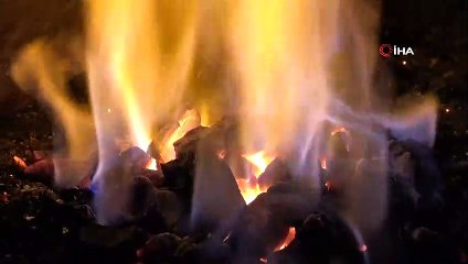 -İsmet usta, 42 yıldır bakır tava ve tencereleri kalaylıyor