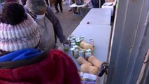 En EEUU los bancos de alimentos reparten comida entre las familias más necesitadas para celebrar el día de Acción de Gracias