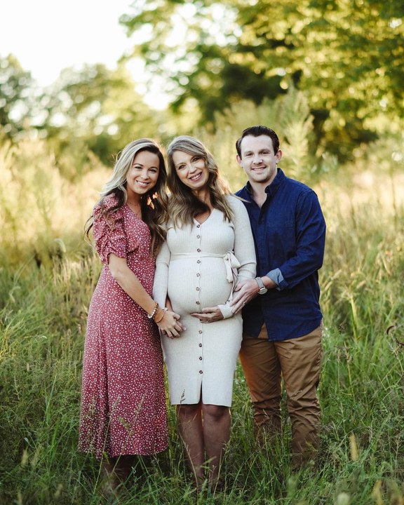 Elle accepte d’être mère porteuse pour sa fille et met au monde sa petite fille