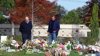 Alessandro Lequio visita la tumba de Aless cuando se cumplen seis meses de su muerte
