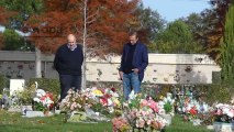 Alessandro Lequio visita la tumba de Aless cuando se cumplen seis meses de su muerte