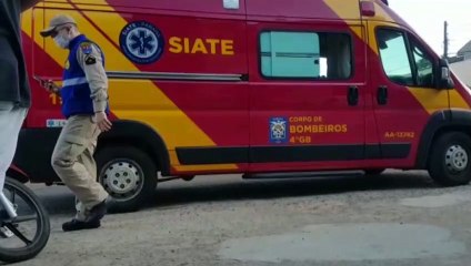 Mulher é socorrida após acidente entre carro e moto no Parque São Paulo