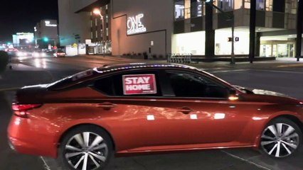 "Stay home!": au Texas, des infirmières interpellent les habitants à coups de klaxons