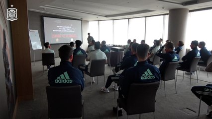Reunión de la Selección con el cuerpo técnico antes del partido frente a Alemania