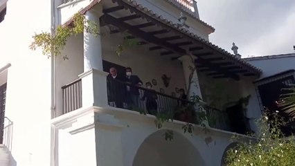 El poeta Francisco Brines saluda a los medios de comunicación