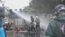 La policía usa gases lacrimógenos para frenar nueva protesta en Tailandia