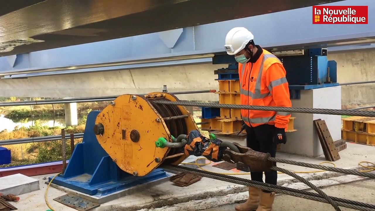 VIDEO. Viaduc de Monts : 100 mètres de poutres "glissés" en deux heures