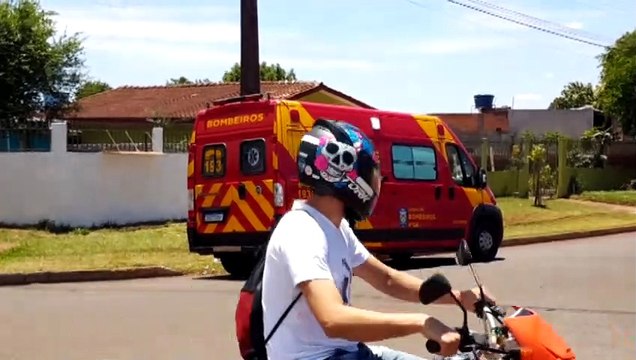 Acidente entre moto e caminhão no Cascavel Velho deixa jovem de 24 anos ferido