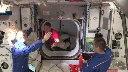 스페이스X 유인우주선, 국제우주정거장 도착 / YTN