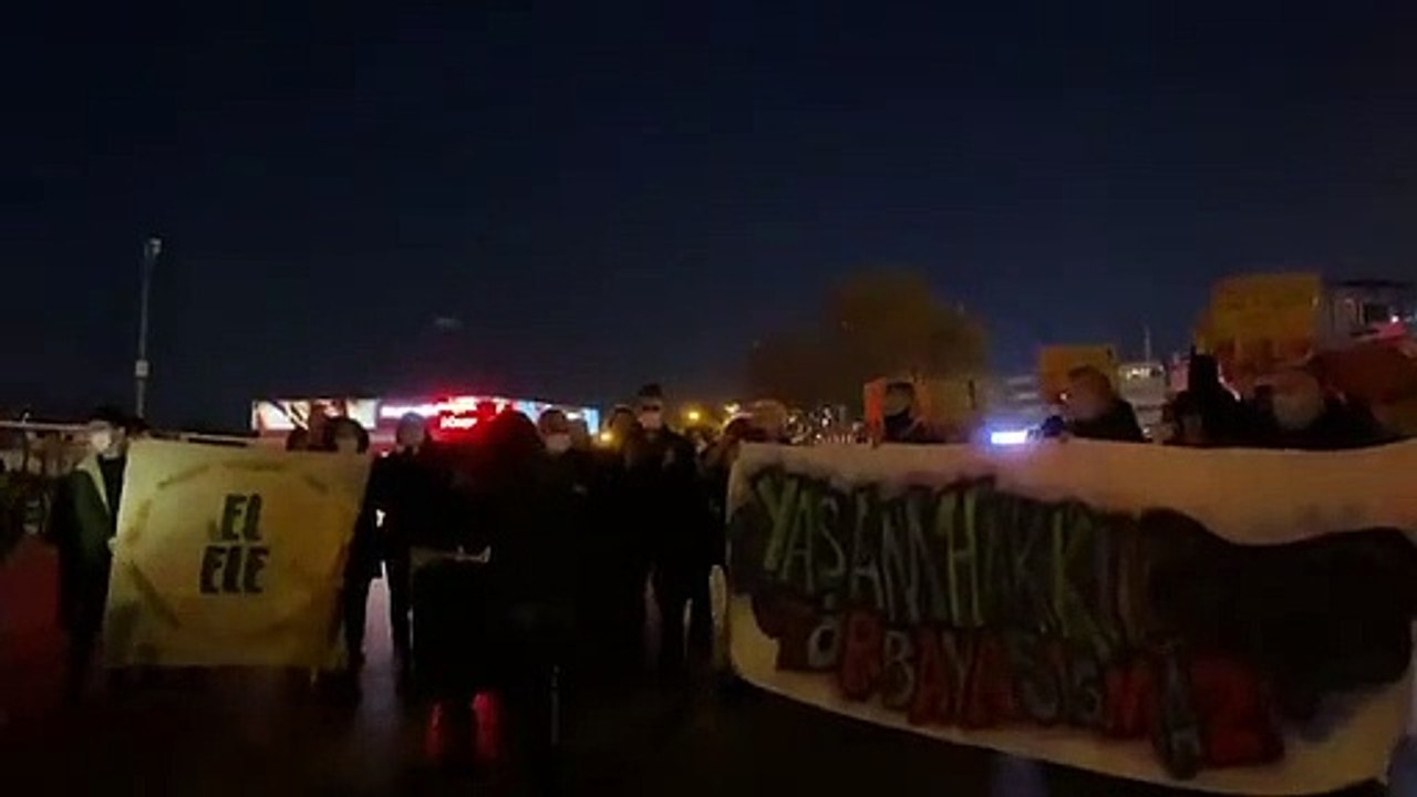 İstanbul Kadıköy'de Meclis'e sunulan torba yasaya karşı eylem: Doğanın ölüm fermanı!