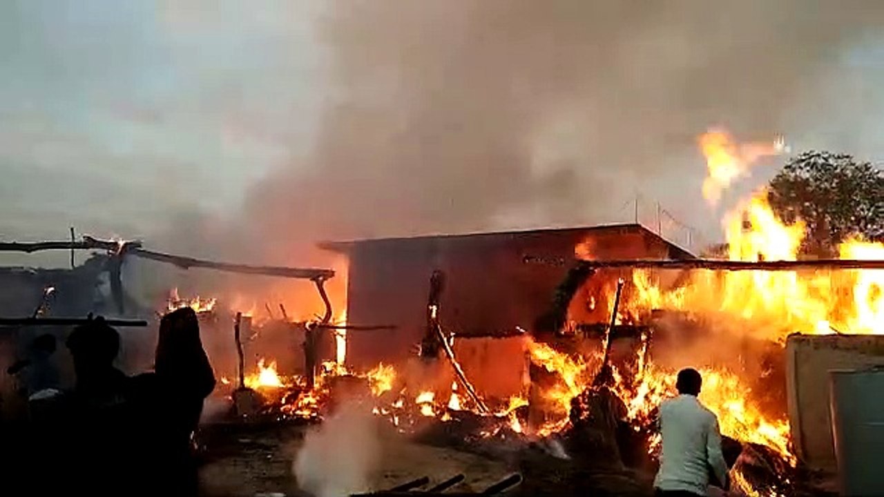 अज्ञात कारणों के चलते लगी भीषण आग, पांच लोगों क...