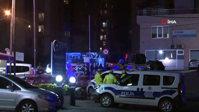 Ümraniye’de şüpheli bir şahıs polisi alarma geçirdi. Şahsın canlı bomba olma ihtimali üzerinde durulurken olay yerine bomba imha uzmanı ile çok sayıda polis ekibi sevk edildi.