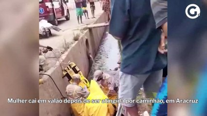 Mulher cai em valão depois de ser atingida por caminhão, em Aracruz