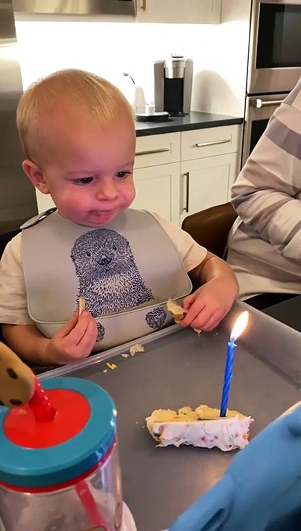 Petit Garçon Soufflant Une Bougie Pour Son Anniversaire