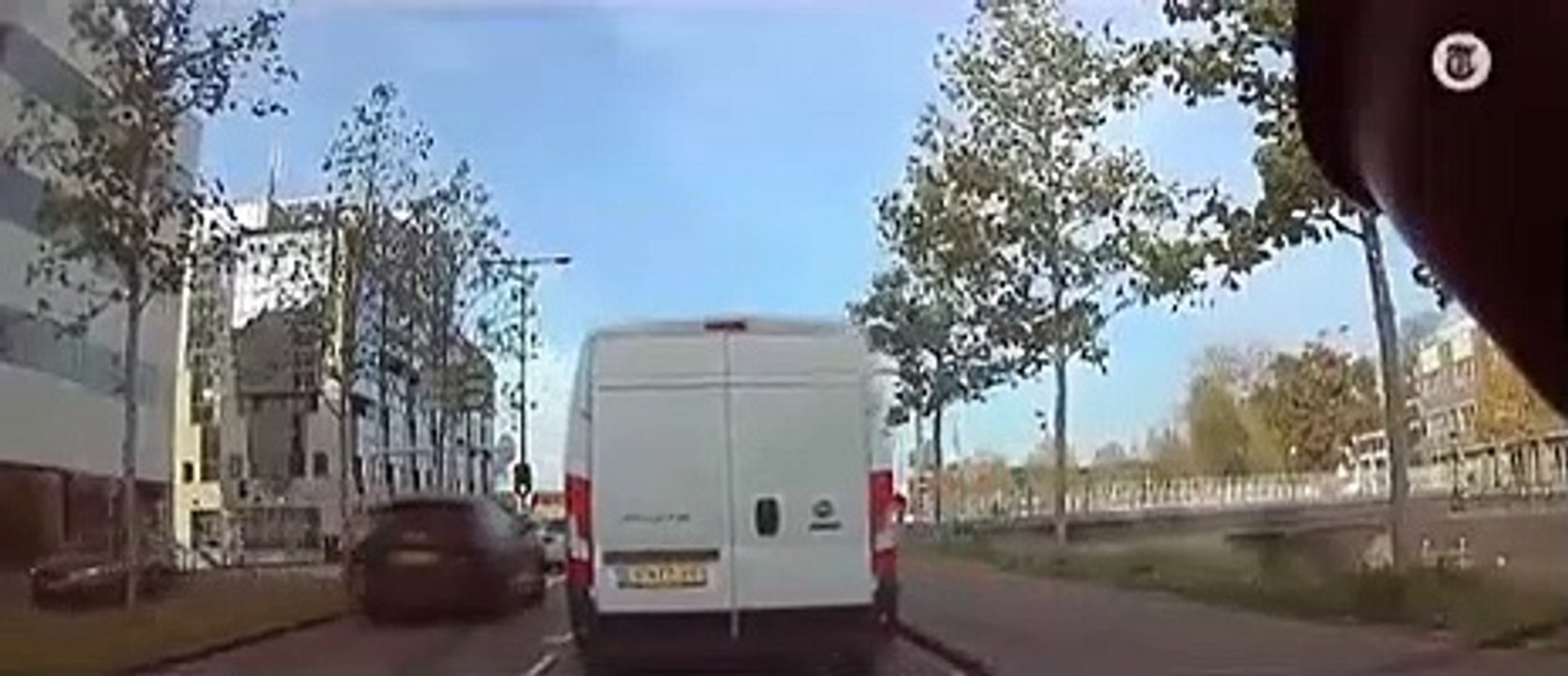 Il fait le gros dur et sort de sa voiture... sans mettre le frein. FAIL