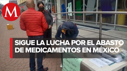 En CdMx, papás de niños con cáncer colectan firmas para exigir abasto de medicamentos