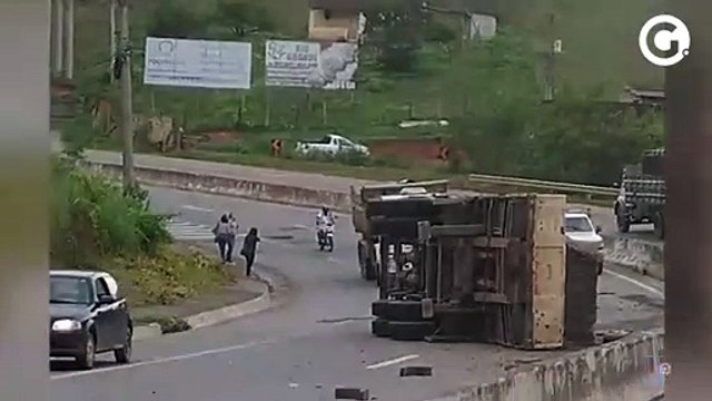 Carreta com bloco de granito tomba em Cachoeiro de Itapemirim