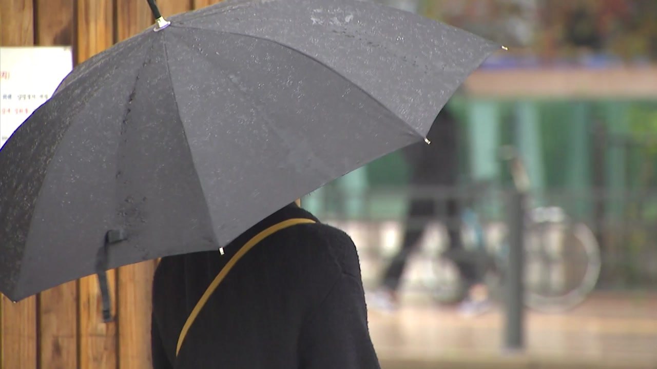 [날씨] 산발적 비에 미세먼지 해소...내일 가을 폭우 / YTN