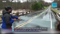 Un puente colapsó por la crecida de un río y una periodista se salvó de milagro