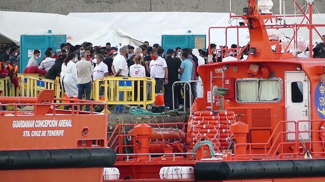 Desalojan a unos 200 migrantes del muelle de Arguineguín