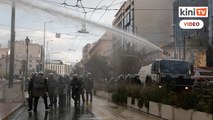 Polis Greek bertembung penunjuk perasaan di tengah sekatan Covid-19
