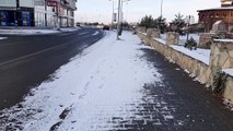 ARDAHAN - Ardahan'a mevsimin ilk karı yağdı