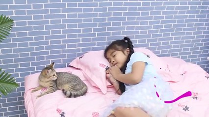 Suri and Sammy Pretend Play Looking for Lost Pet Kitty Cat - Kids videos