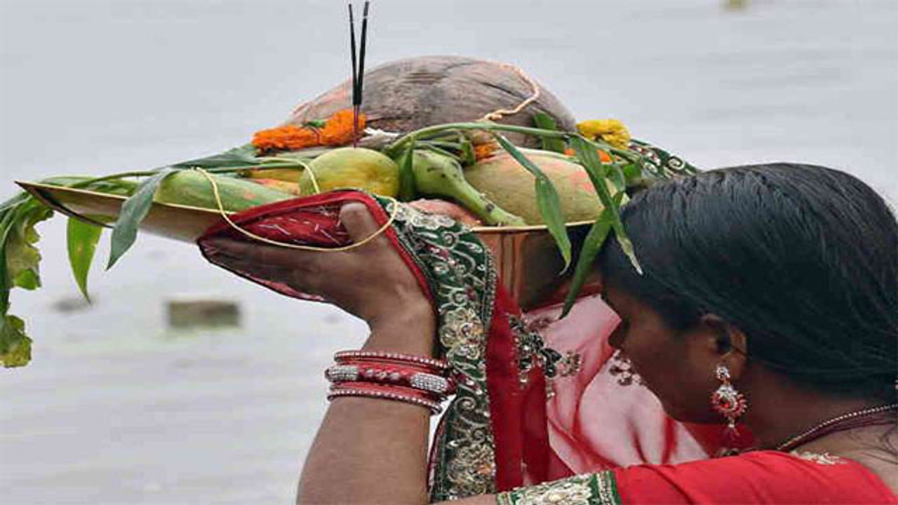 Chhath Puja 2020: नि:संतान दंपत्तियों को संतान सुख से लेकर संतान की रक्षा का मिलता है फल । Boldsky