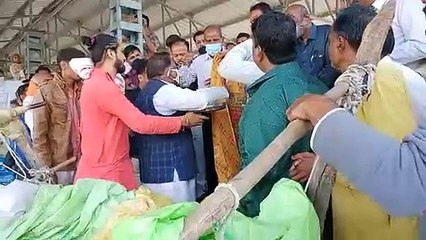 शाजापुर: दीपावली के शुभ मुहूर्त में किसान सोयाबीन लेकर पहुंचा कृषि उपज मंडी पहुंचा