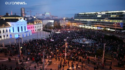 Tải video: Тысячи людей вышли на акцию против 