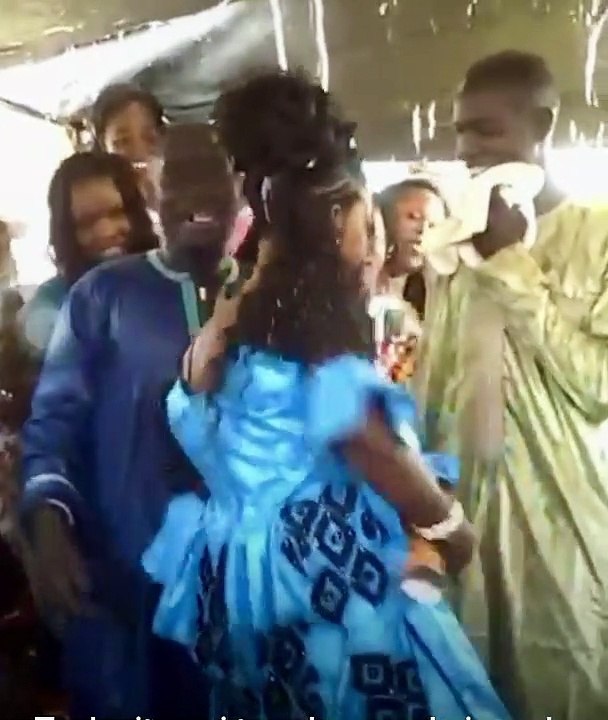 a mourir de rire dans son mariage elle danse jusqu'à motrer ces partir intime