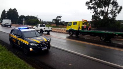 Video herunterladen: Engavetamento envolve quatro veículos na BR-277, em Cascavel