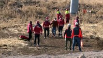 - Erciyes'te teleferik tatbikatı- Teleferikte mahsur kalanlar film sahnelerini aratmayan görüntülerle kurtarıldı- Erciyes A.Ş. Genel Müdür Yardımcısı Zafer Akşehirlioğlu:- 'Her türlü kötü senaryoya karşı bir eğitim faaliyeti şekl...